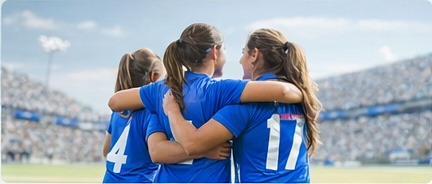 Equipo femenino celebrando en el campo de fútbol